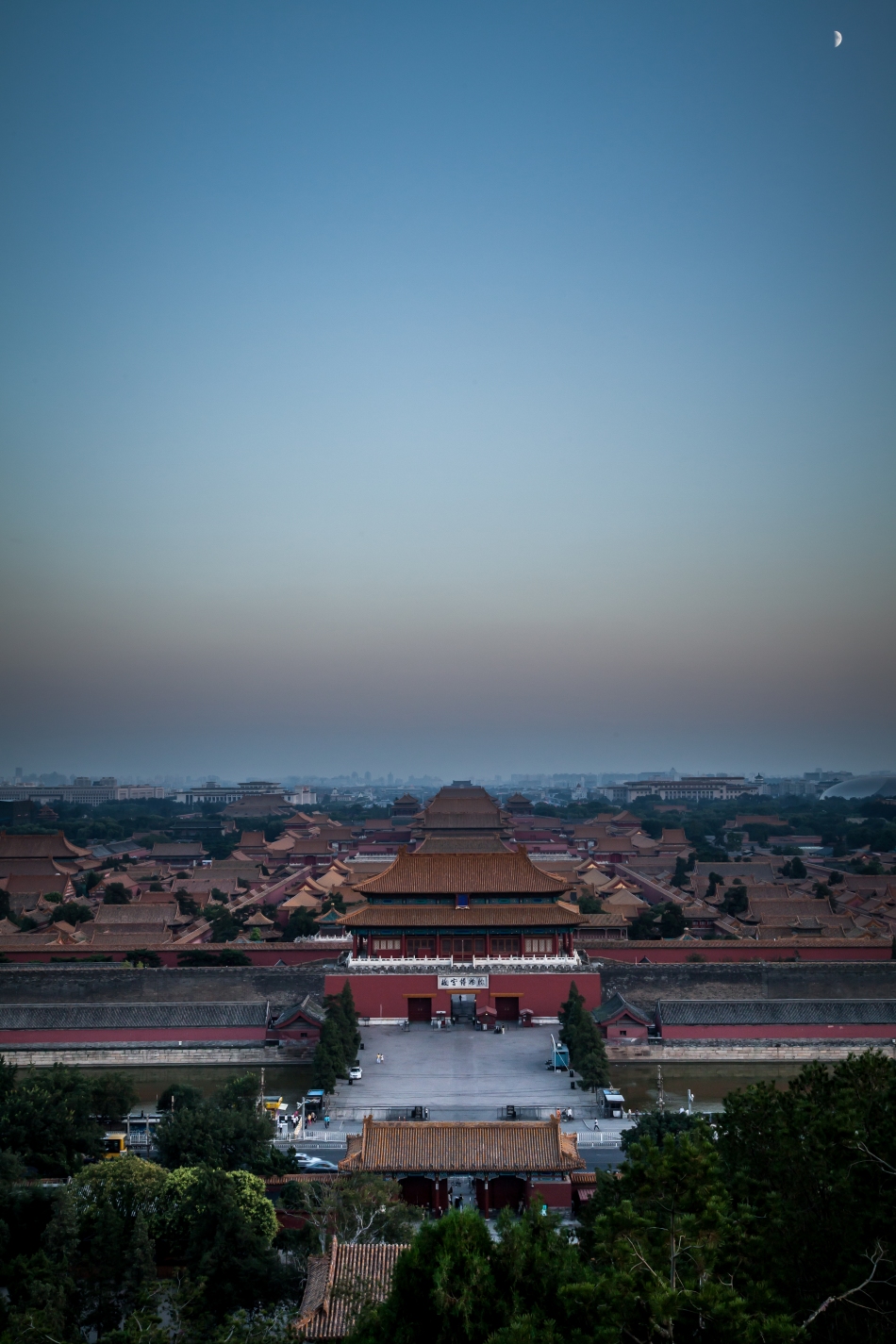 The Forbidden City (紫禁城), viewed from Jingshan Hill (景山) to the north